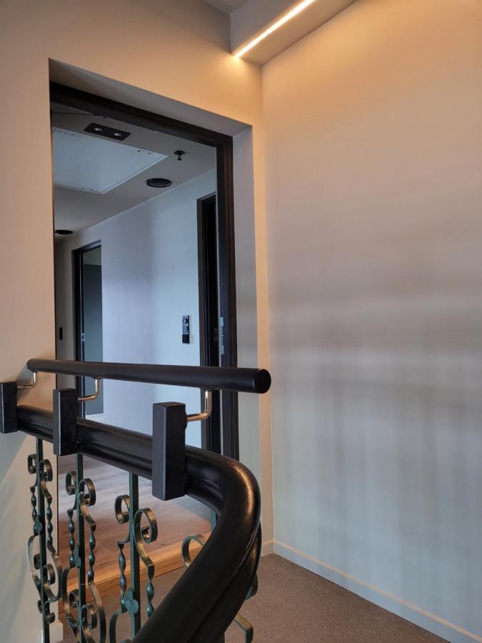 Single Elegant Room I Sentrum- Sea View Олесунн Экстерьер фото