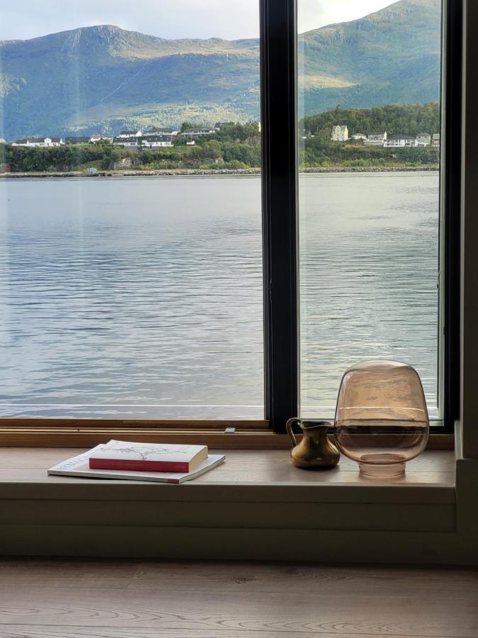 Single Elegant Room I Sentrum- Sea View Олесунн Экстерьер фото